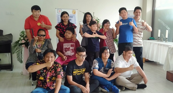 anak-aak UBK usai misa disabilitas PAKAI INI